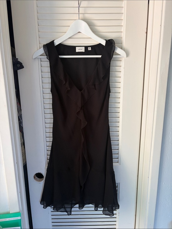 Aritzia Dresses & Skirts - Aritzia Black Sleeveless Ruffle V-Neck Mini Dress